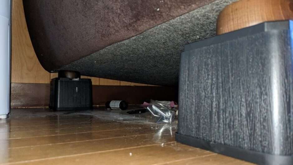 我が家のソファの下の埃とゴミ